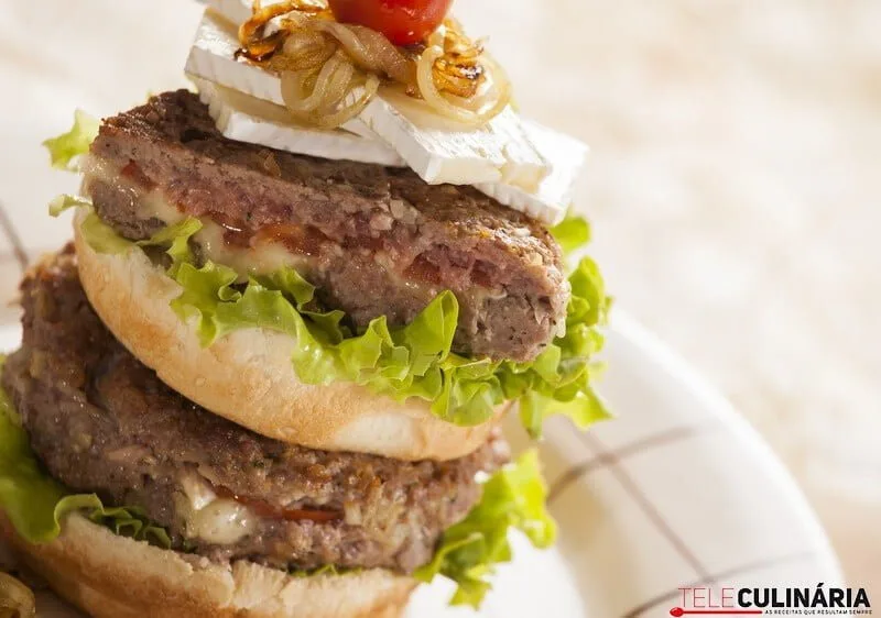 Hambúrgueres de novilho com queijo brie