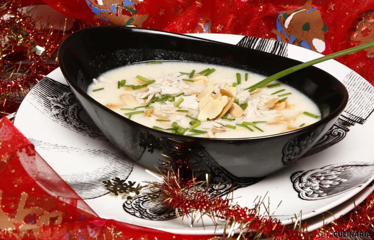 Aveludado de aves com cebolinho e amêndoa