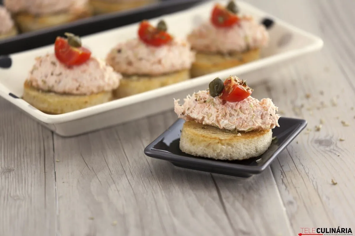 Tostas de queijo e salmão