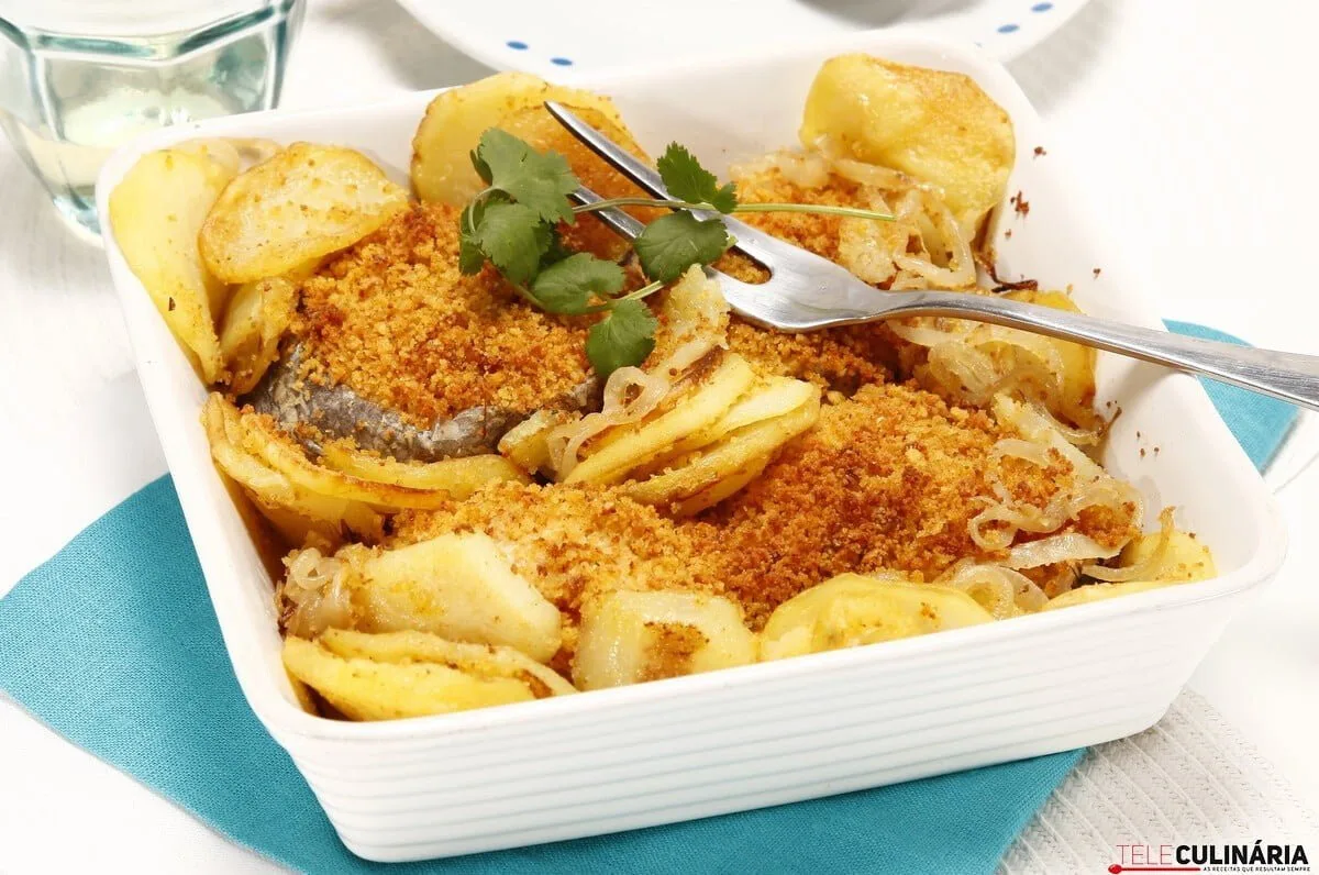 Pescada com broa e batatas salteadas