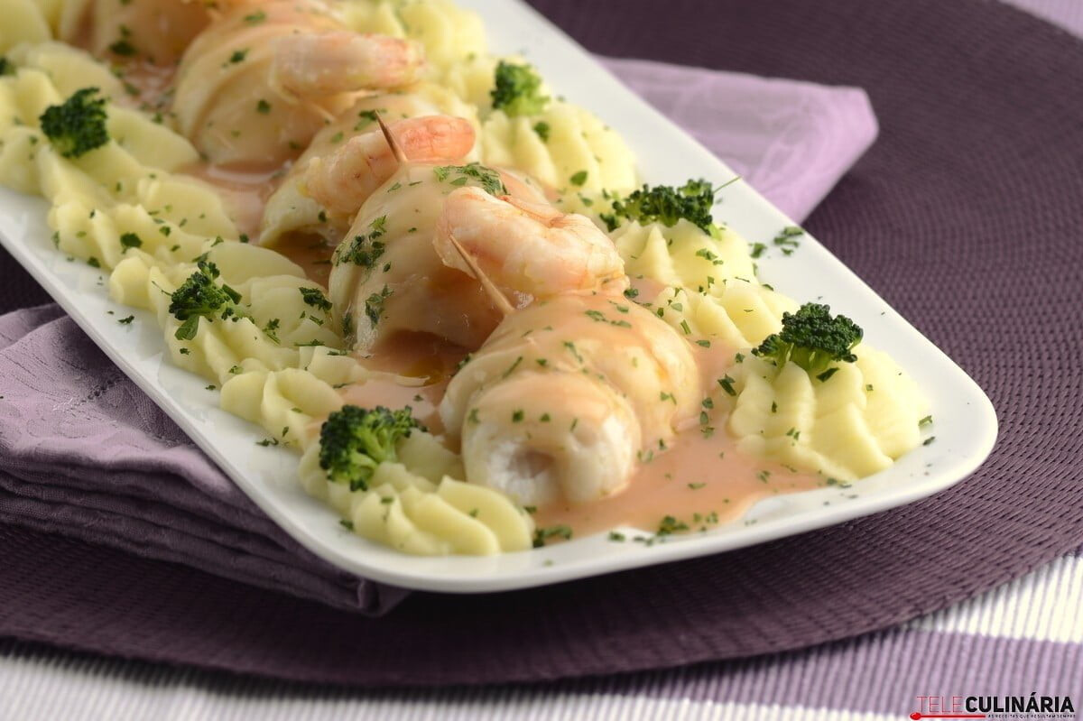 Rolinhos de pescada com molho de camarão