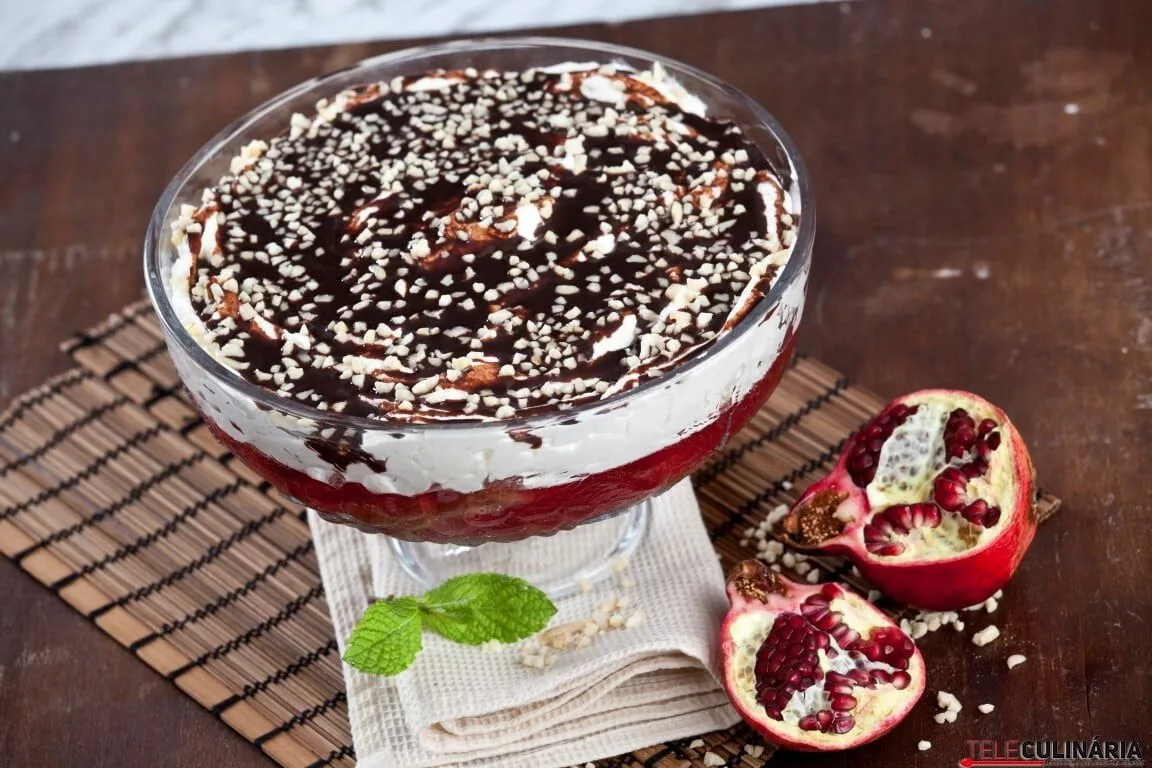 Delícia de bolo com gelatina e chocolate