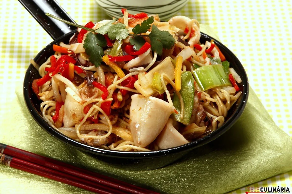 Wok de lulas com massa de ovo