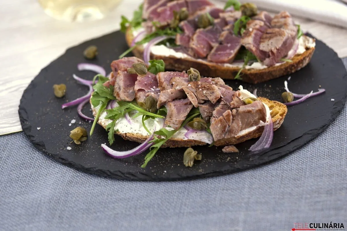 Crostini de atum com alcaparras