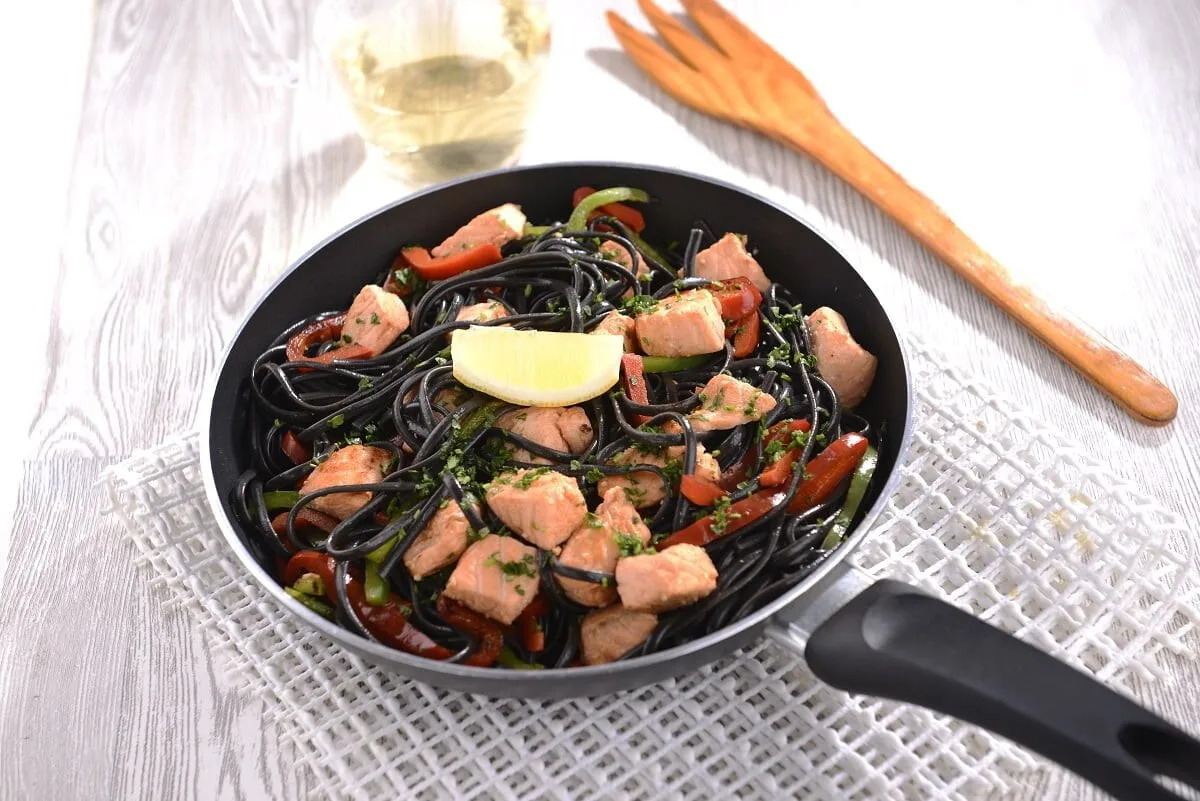 Salteado de salmão com linguine
