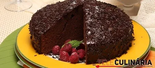 Bolo de chocolate com cobertura
