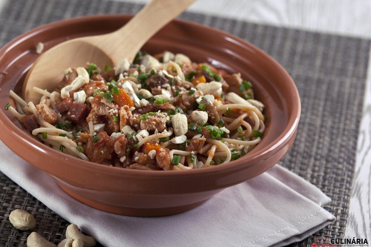 Galinha guisada com massa e cajus