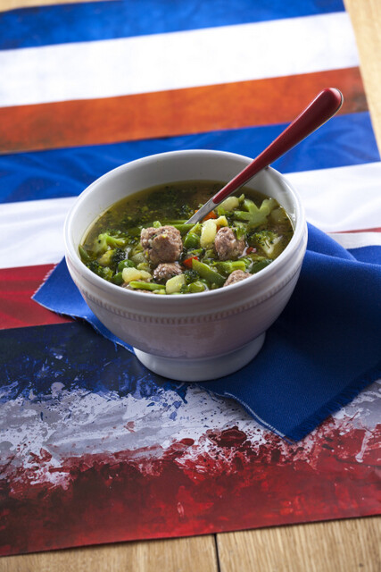 Sopa de legumes com almôndegas