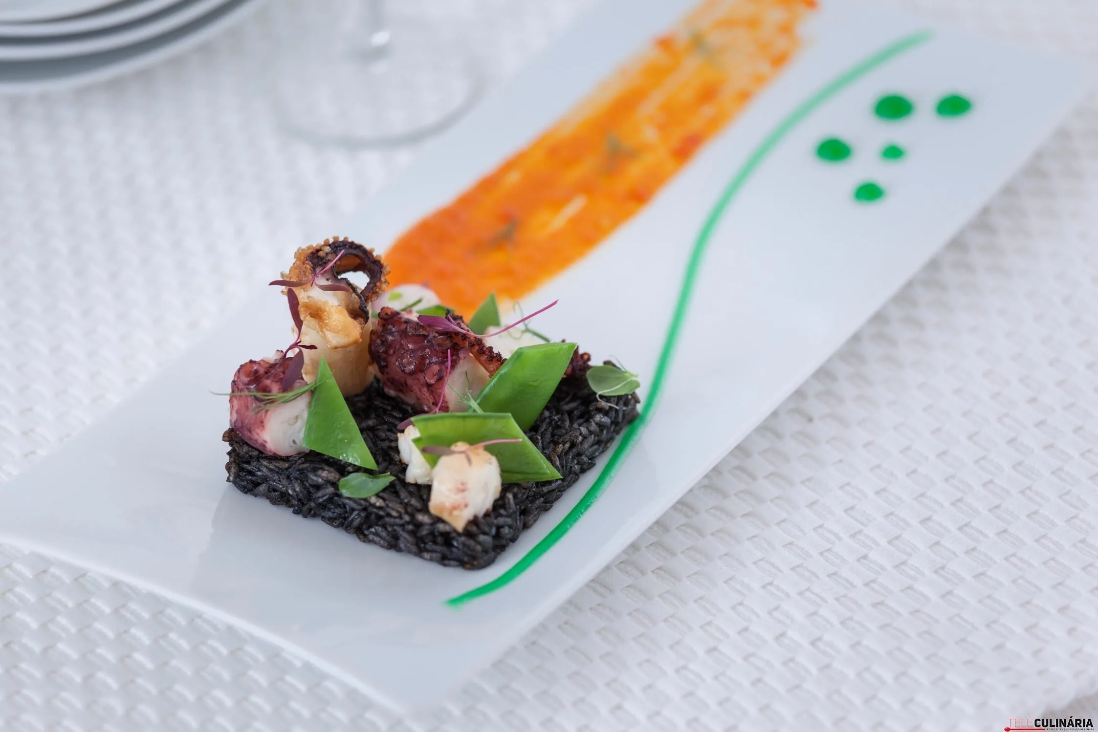 Tentações de polvo e choco numa paelha negra de frutos da horta