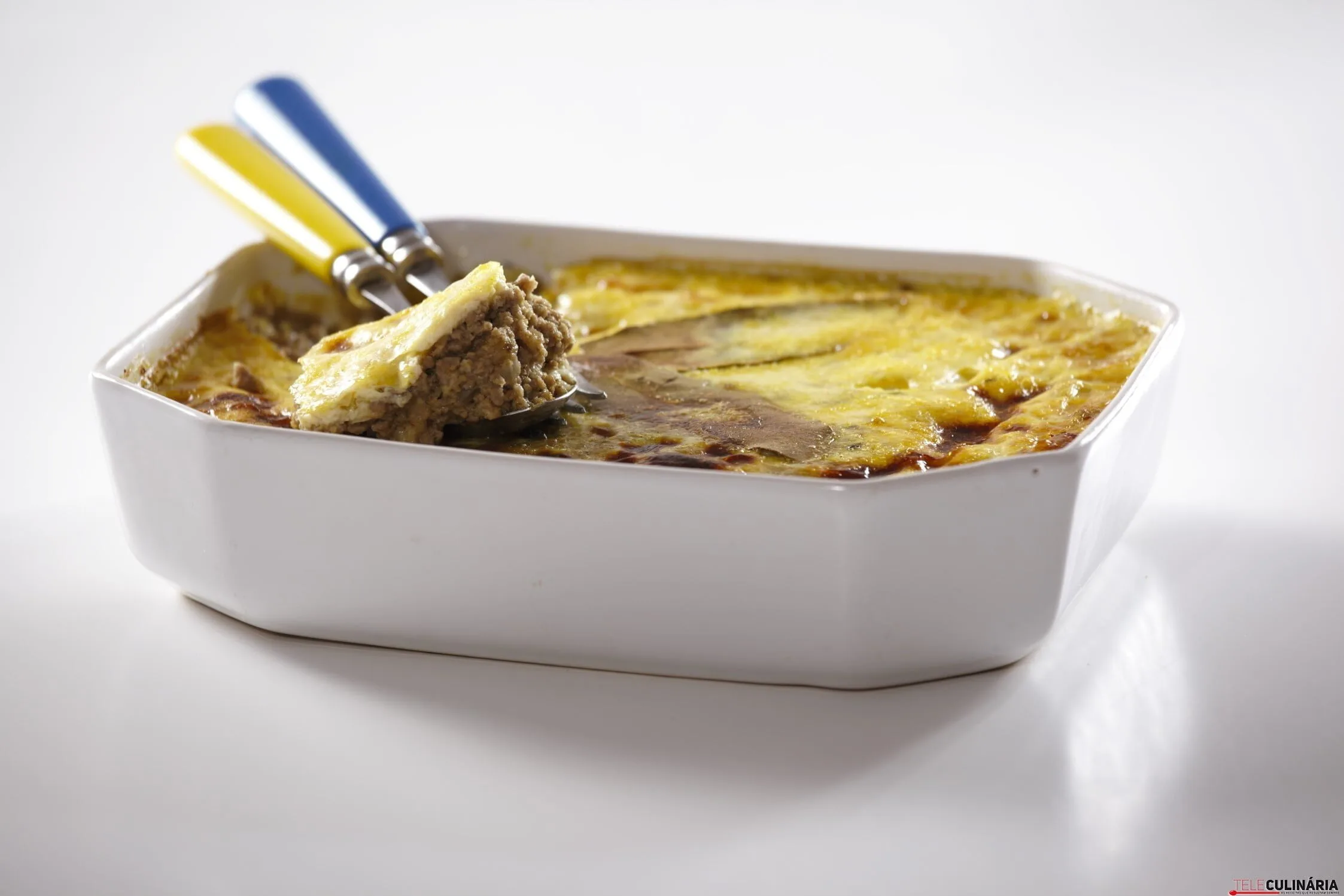 Bobotie (rolo enformado de carne coberto com ovo)