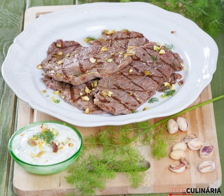 Bife grelhado com molho grego