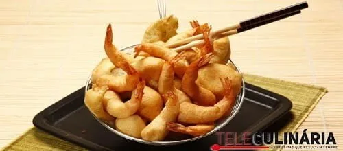 Tempura de marisco e legumes