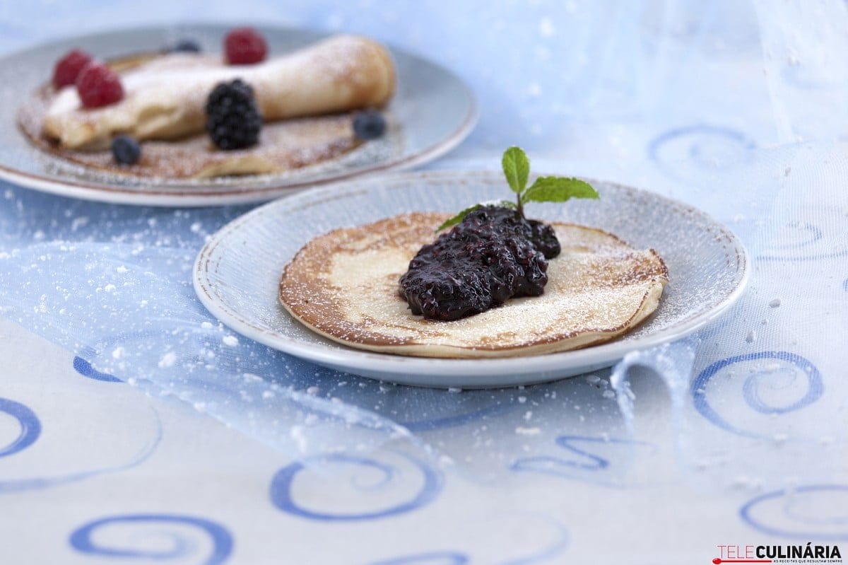 Panquecas com doce de frutos vermelhos