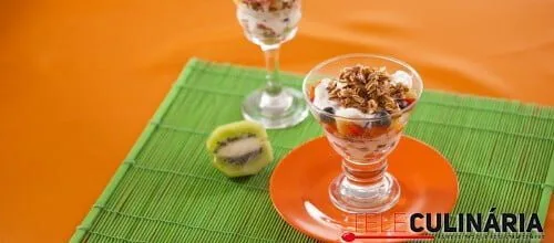 Salada de fruta com iogurte e aveia tostada