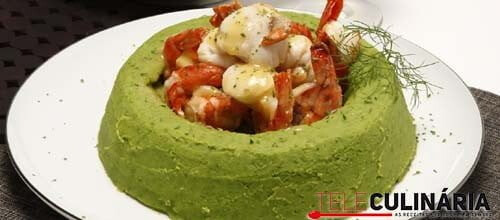 Vinagrete de frutos do mar em coroa de puré de ervilhas