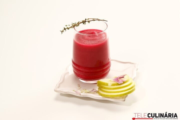 Sumo de maçãs verdes com beterraba