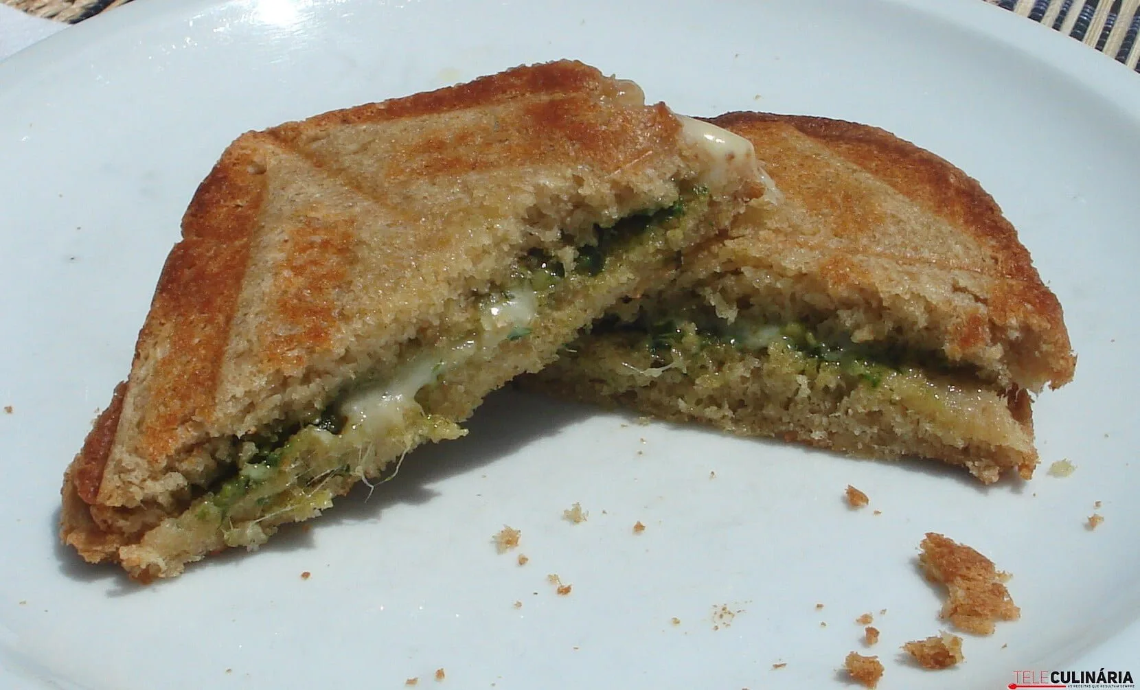 Tostas de pesto de manjericão com queijo da Ilha