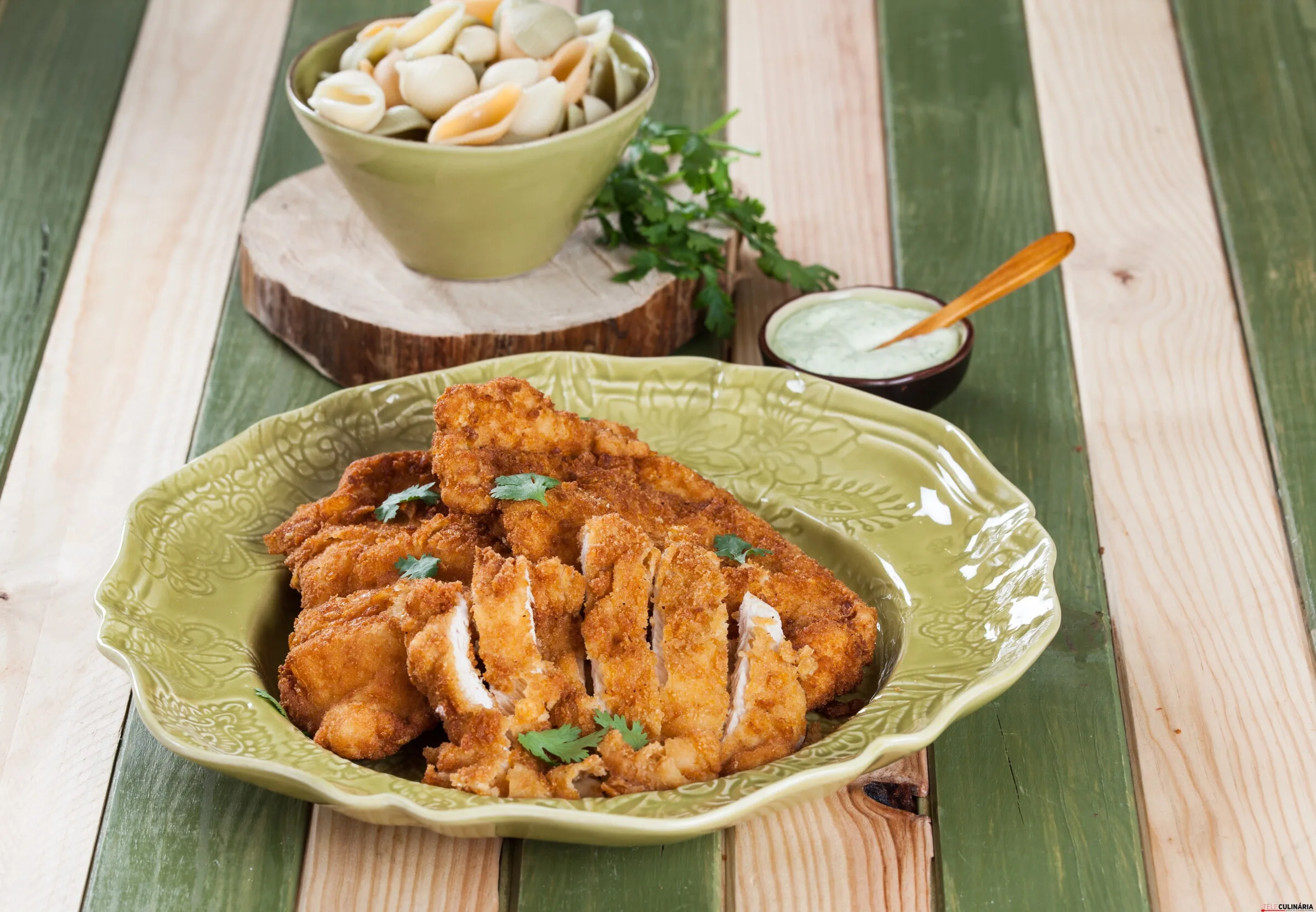 Panados de perú com maionese de alho