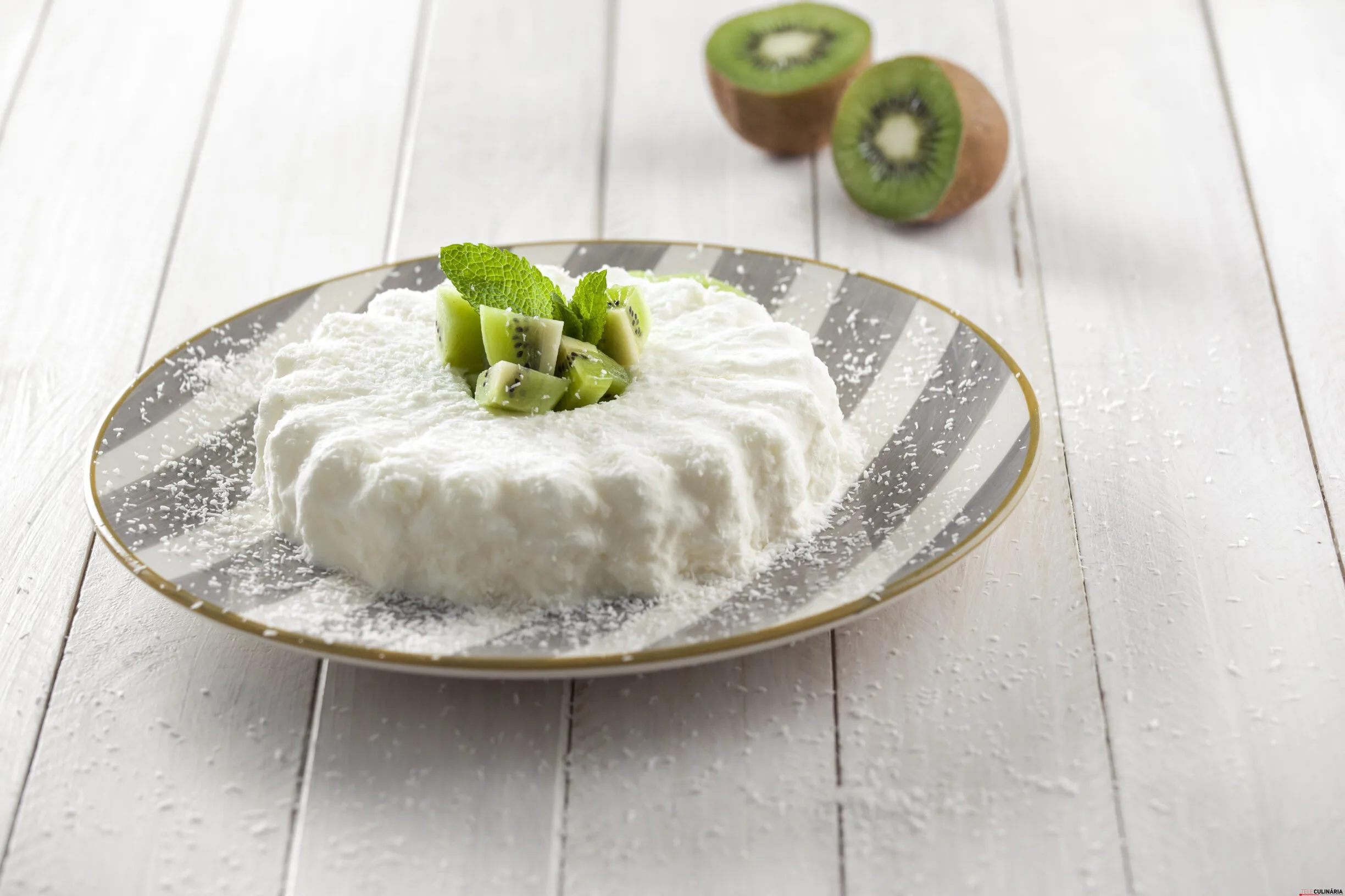 Pudim de Iogurte com kiwis
