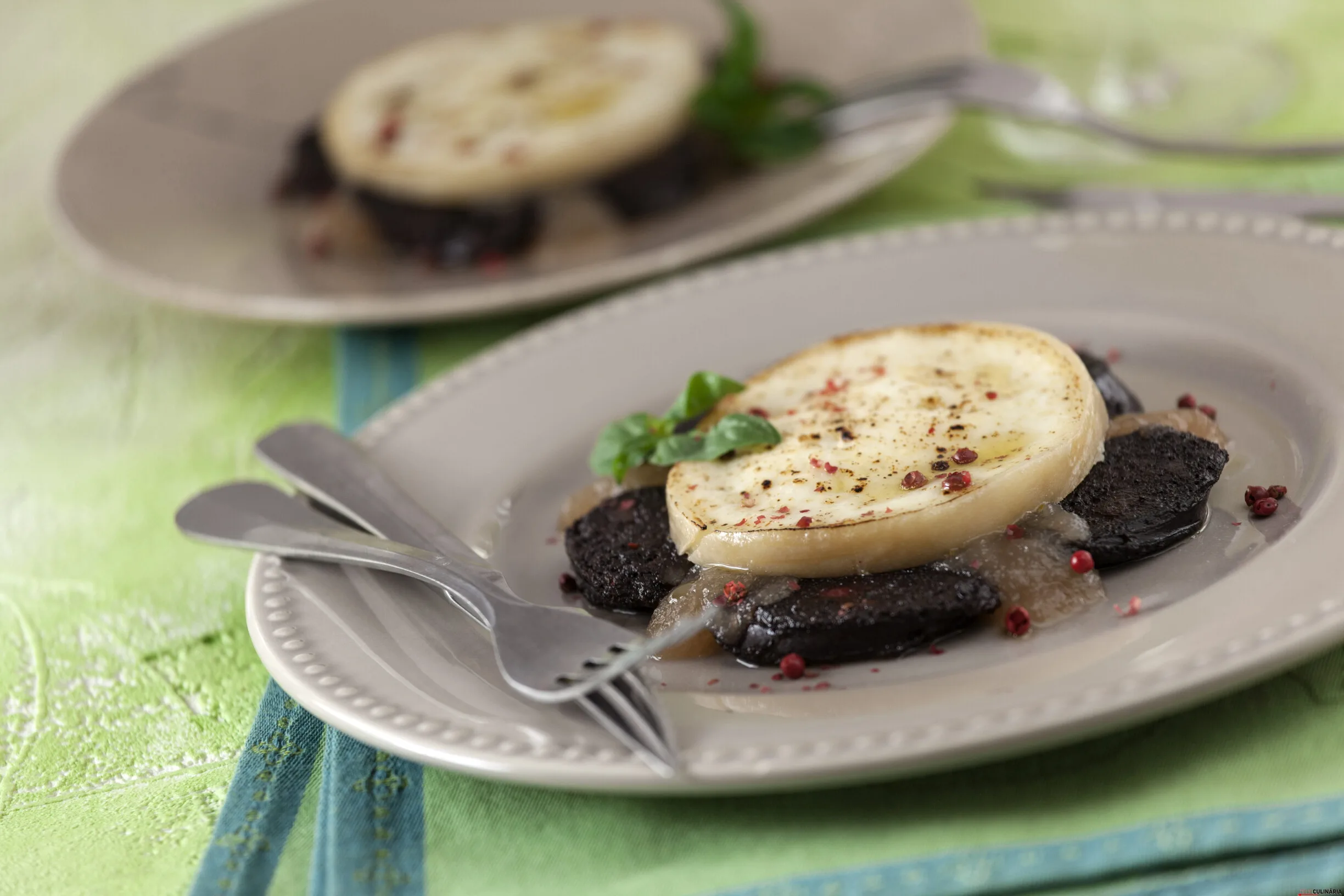 Queijo de cabra gratinado com morcela e compota de pêra