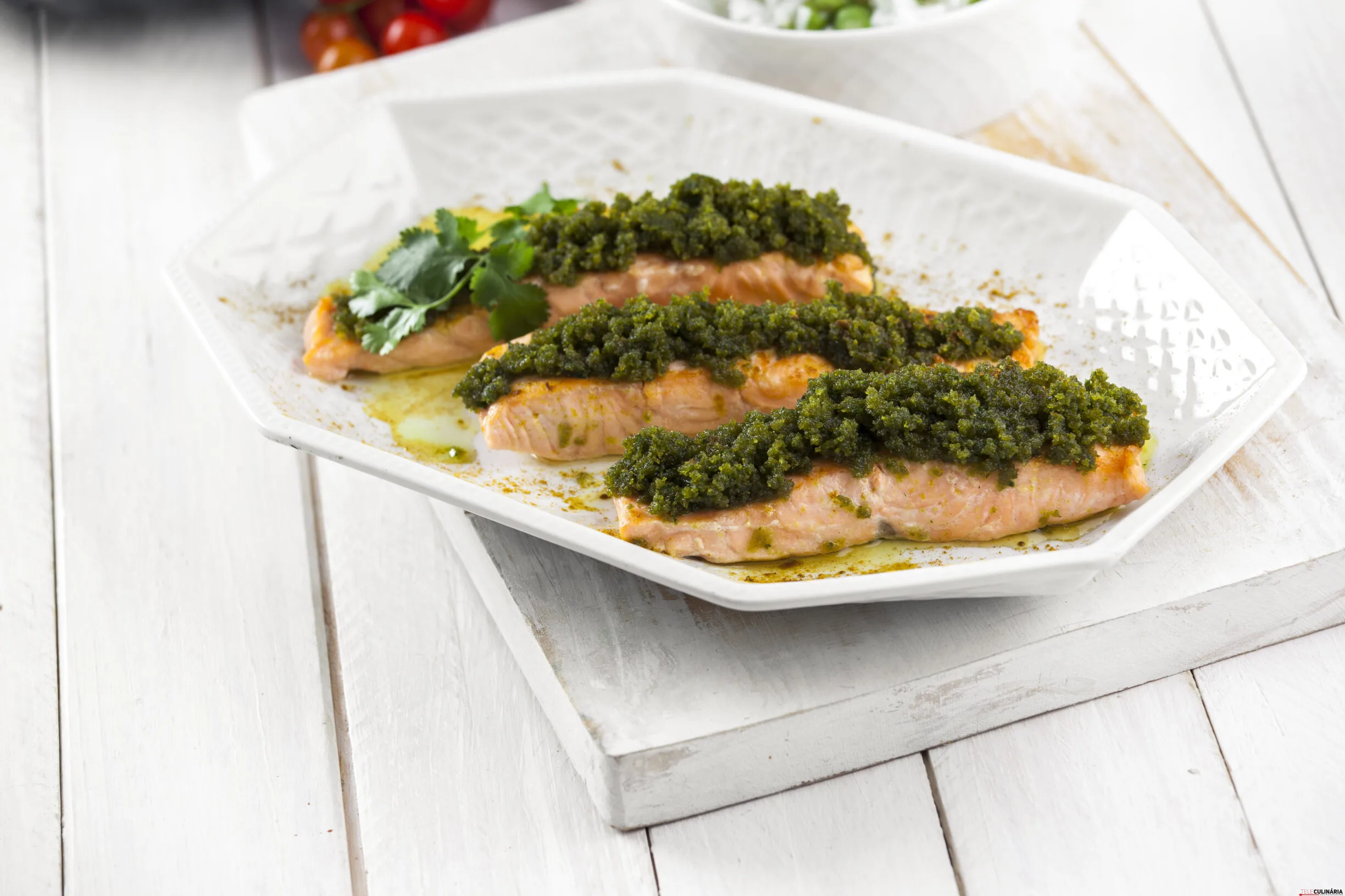 Receita de salmão com pasta de coentros e caril