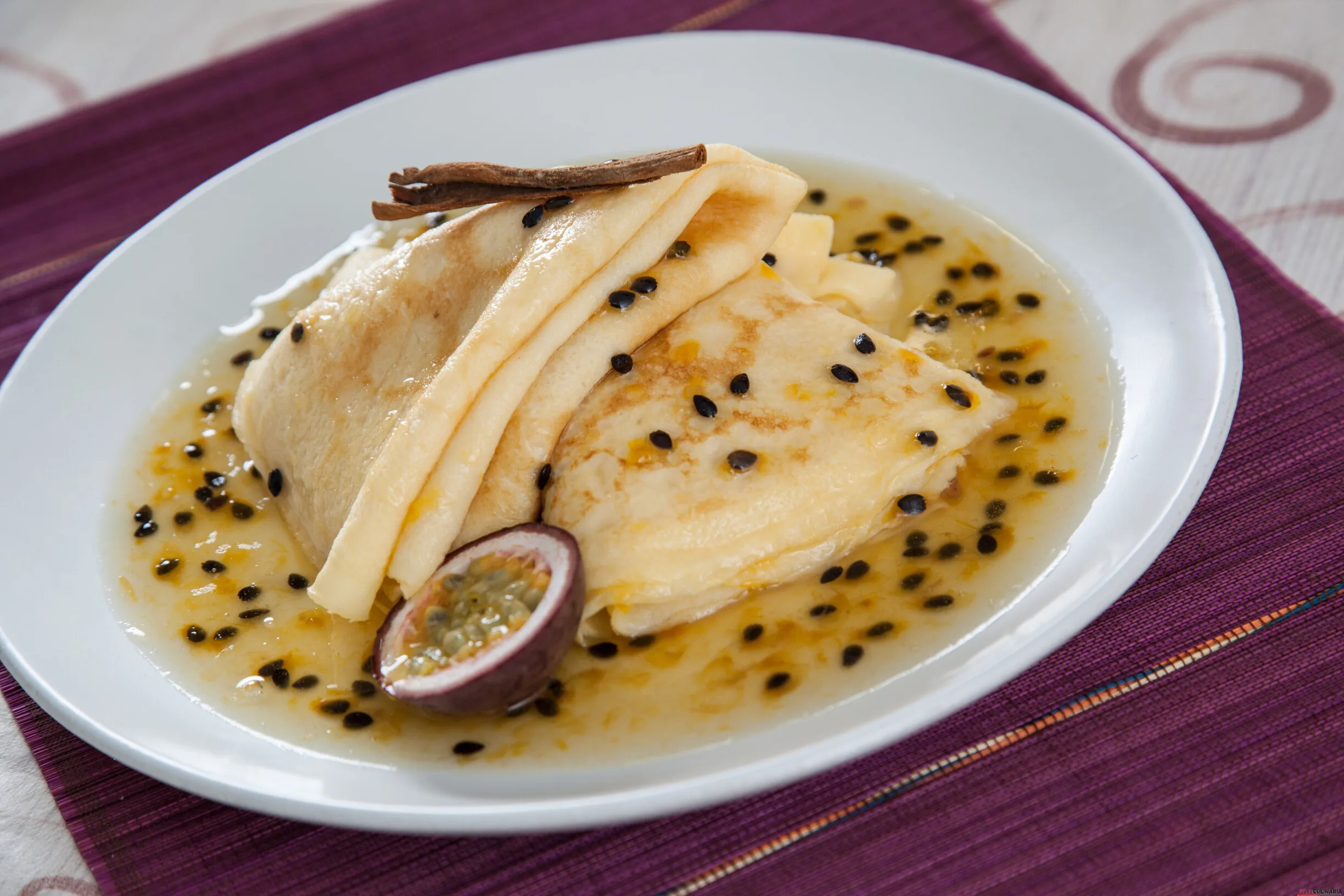 Crepes simples de calda de maracujá