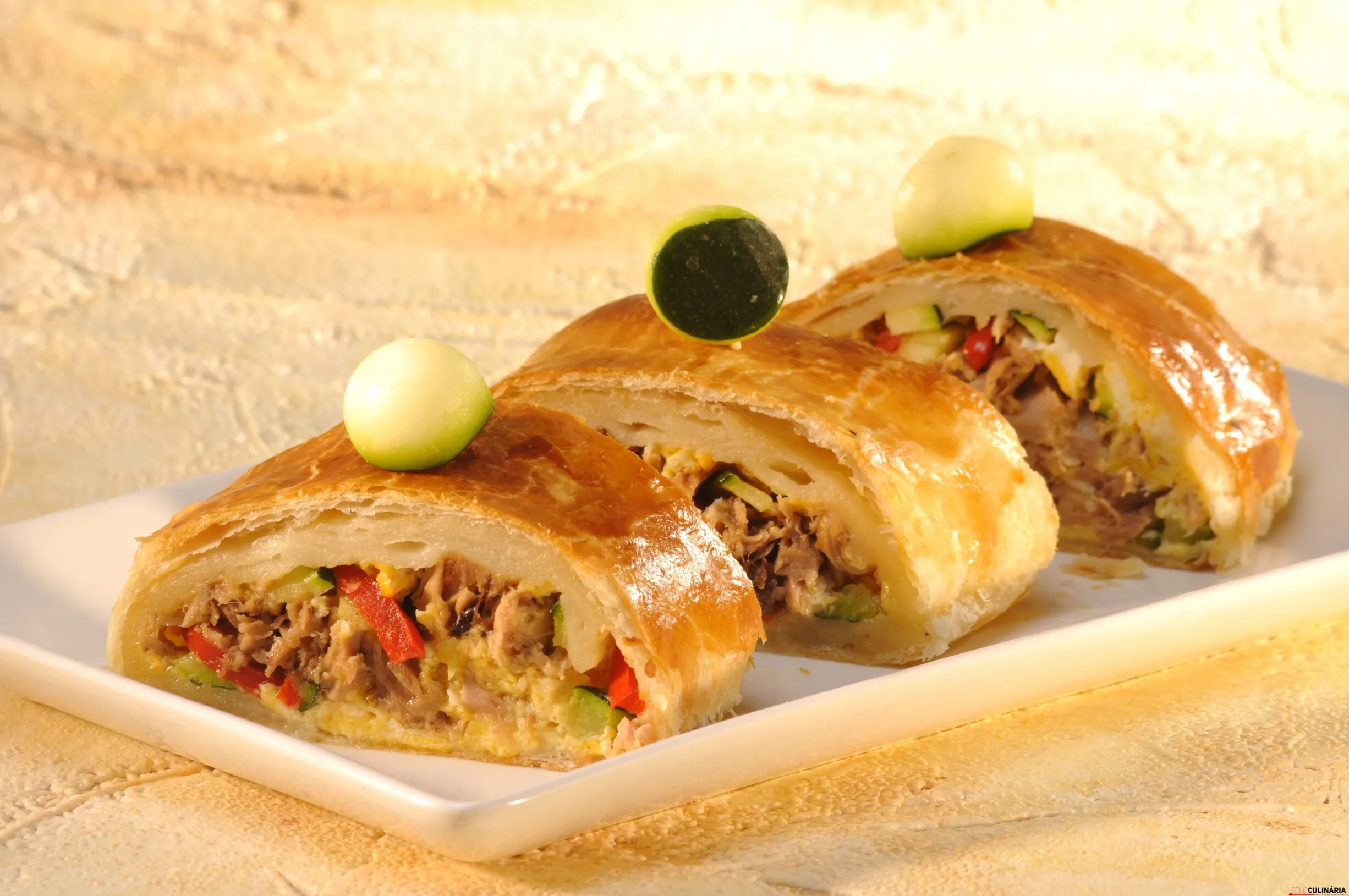 Trança recheada com ovos mexidos, legumes salteados e atum