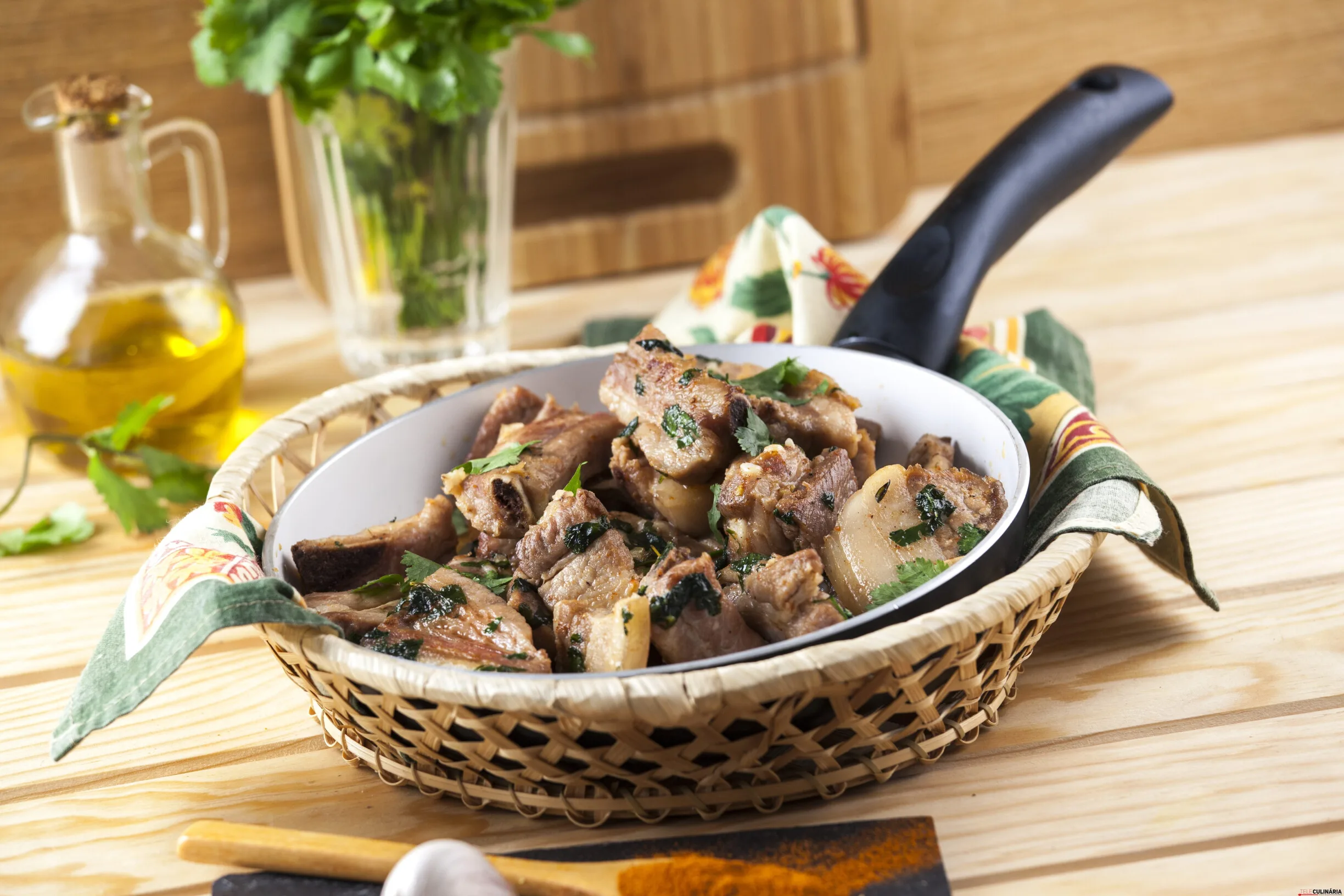 Tiras de entrecosto com alho e coentros