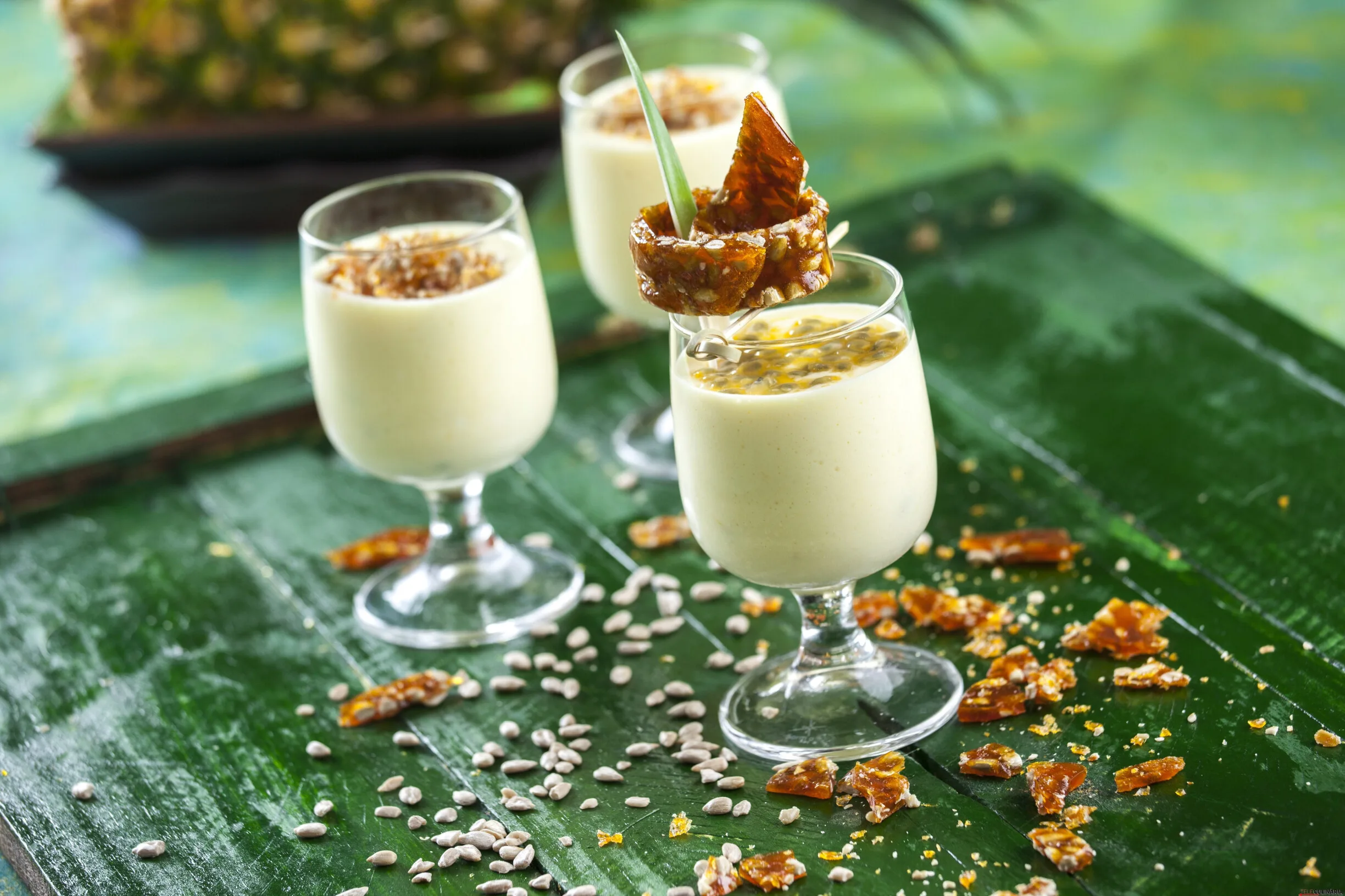 Nougatine de sementes de girassol com mousse de abacaxi