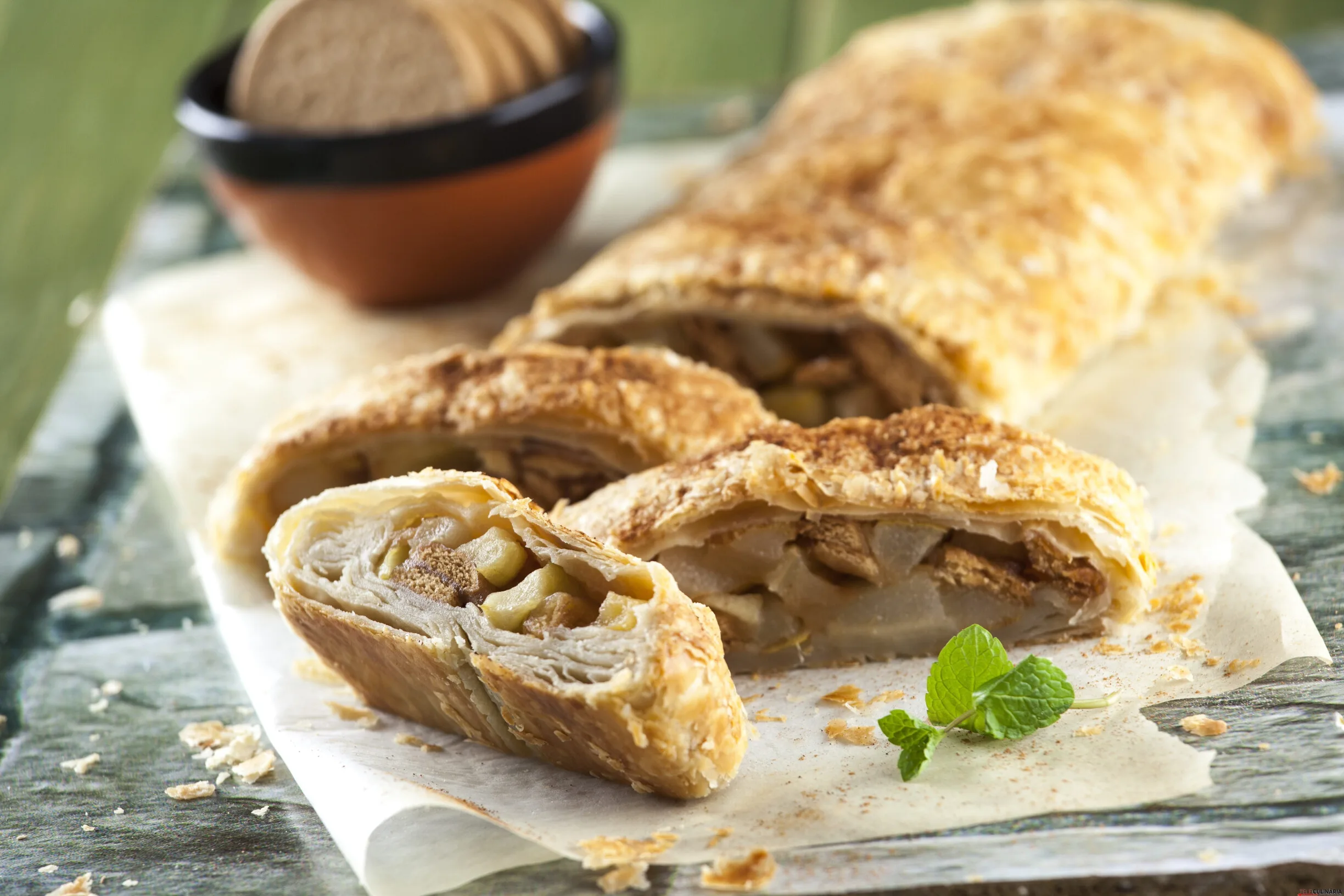 Rolo salteado de maçã, pera e bolacha