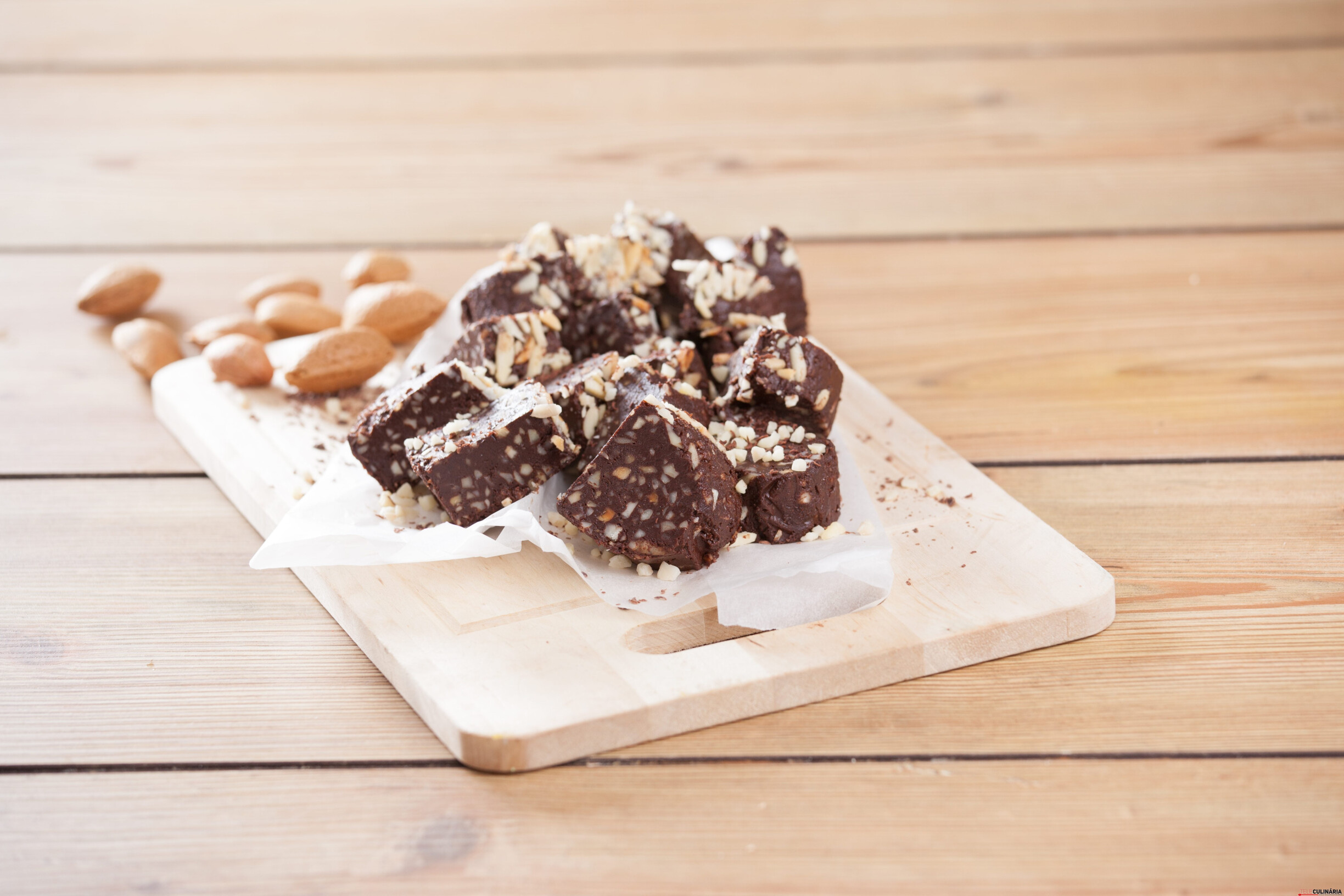 Salame com amêndoas torradas