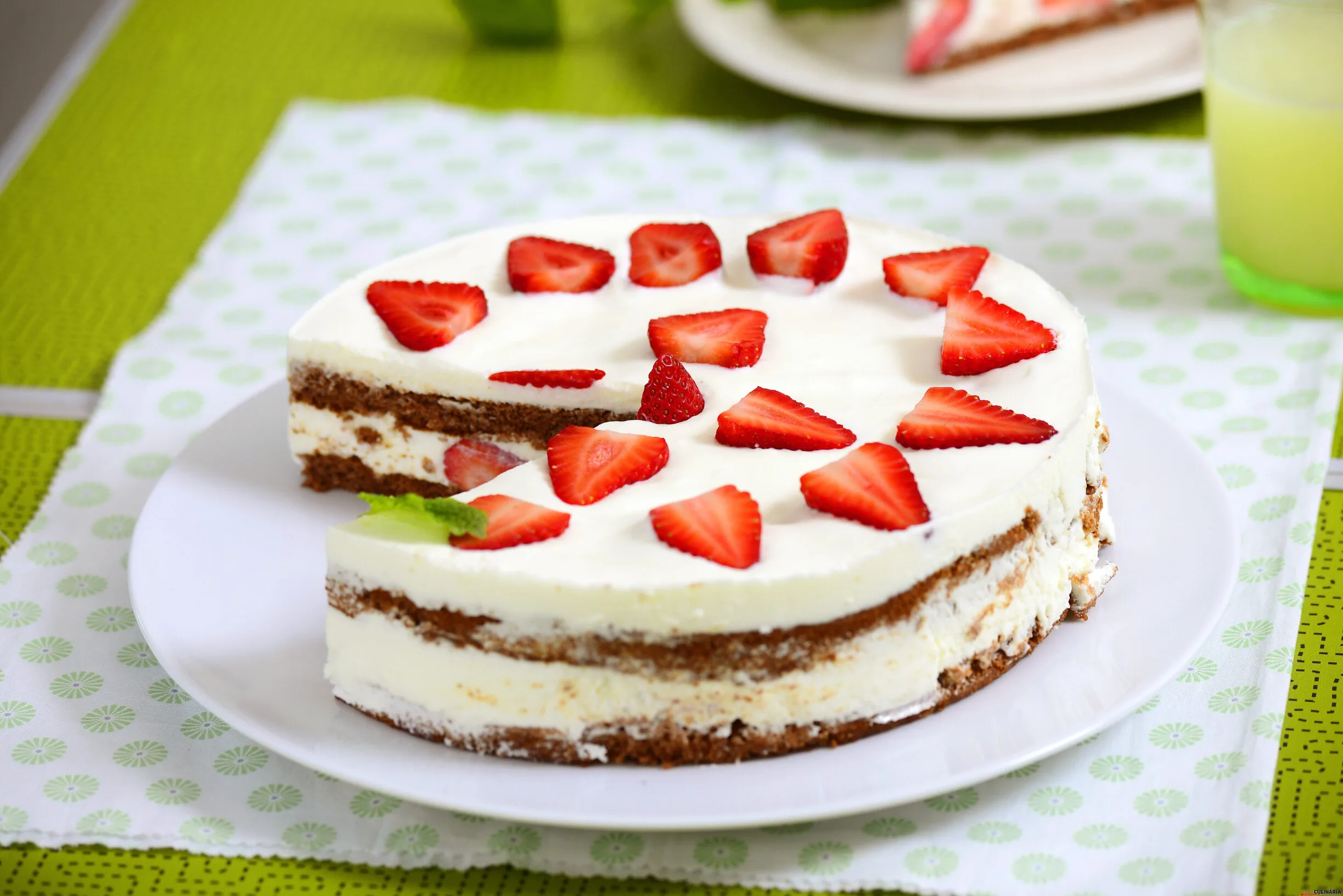 Bolo enformado de natas com morangos (robot de cozinha)