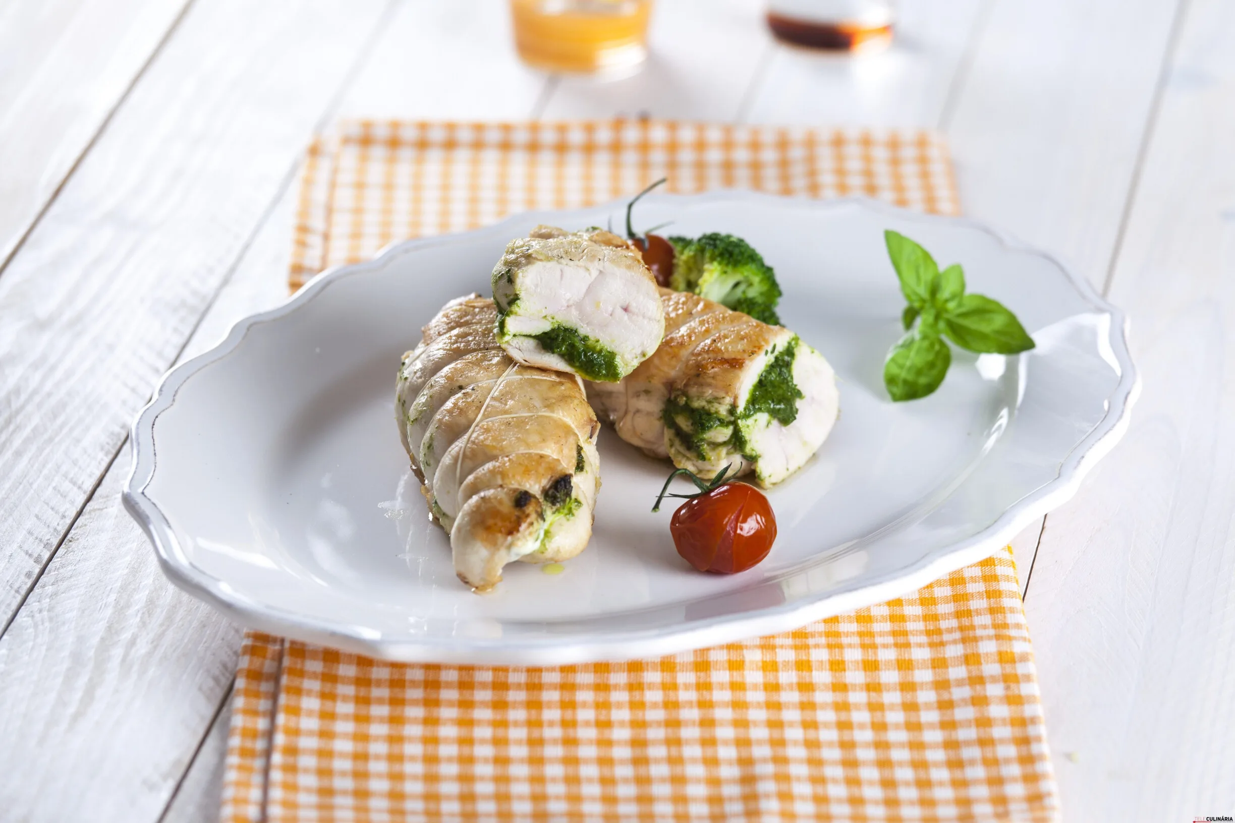 Peitos de frango recheados com pesto