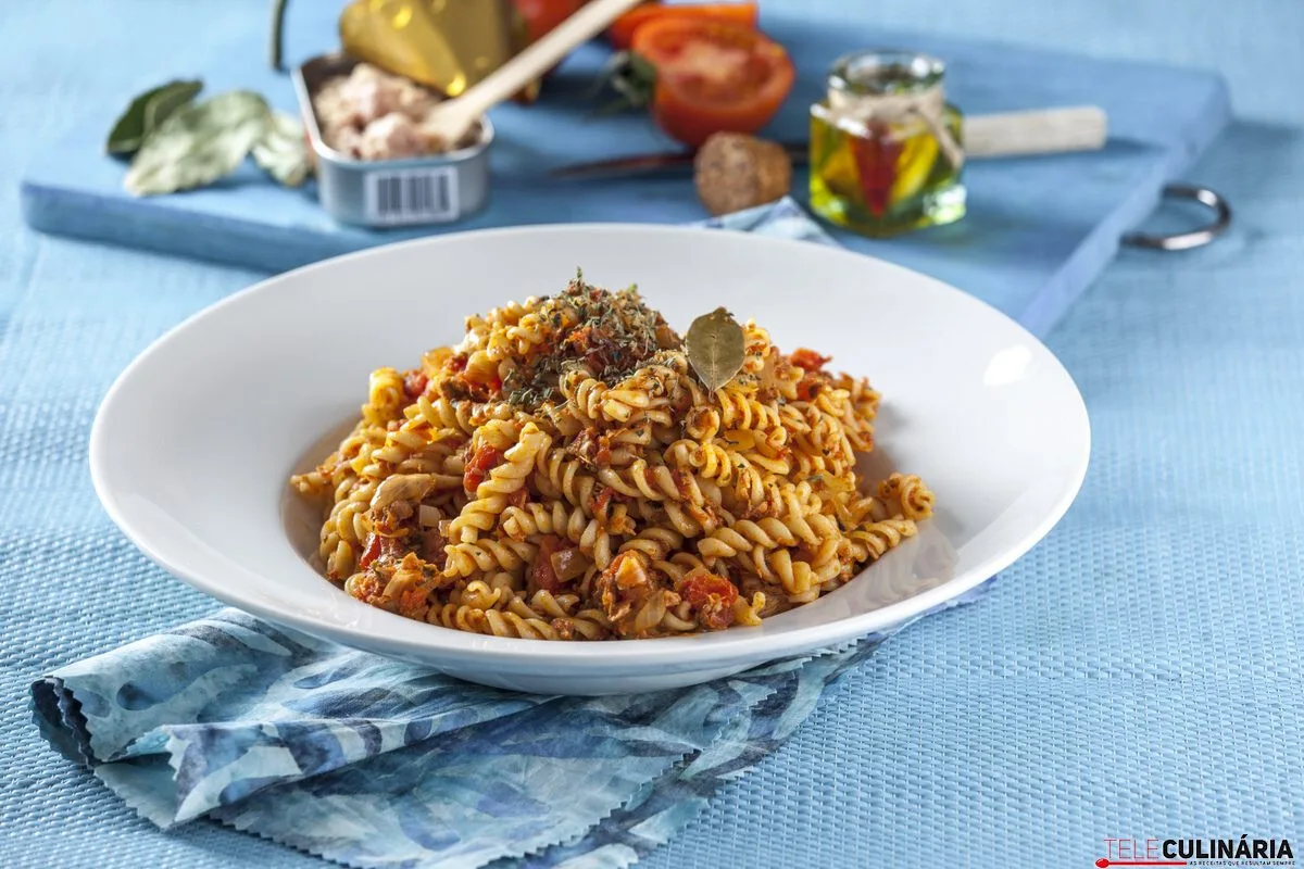 Fusilli com atum e orégãos