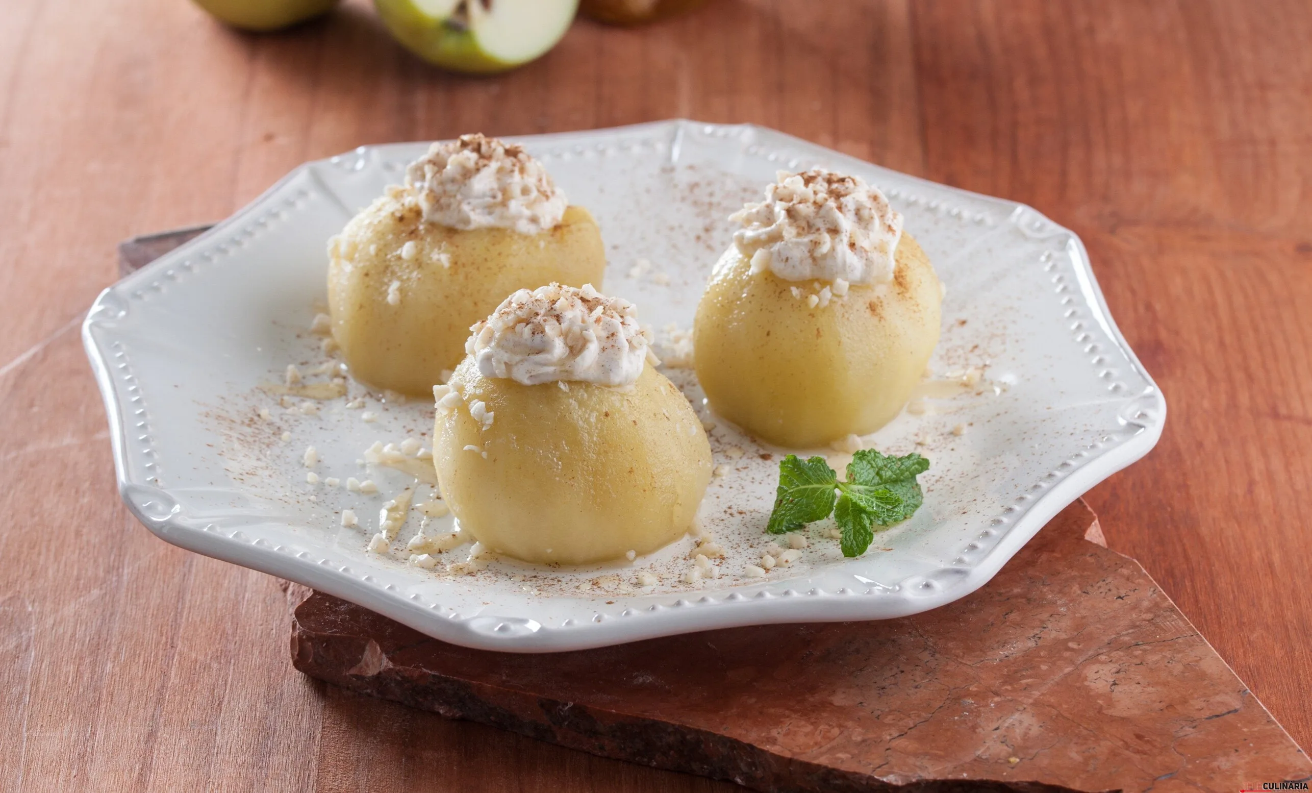 Maçãs recheadas com chantilly de canela e mel