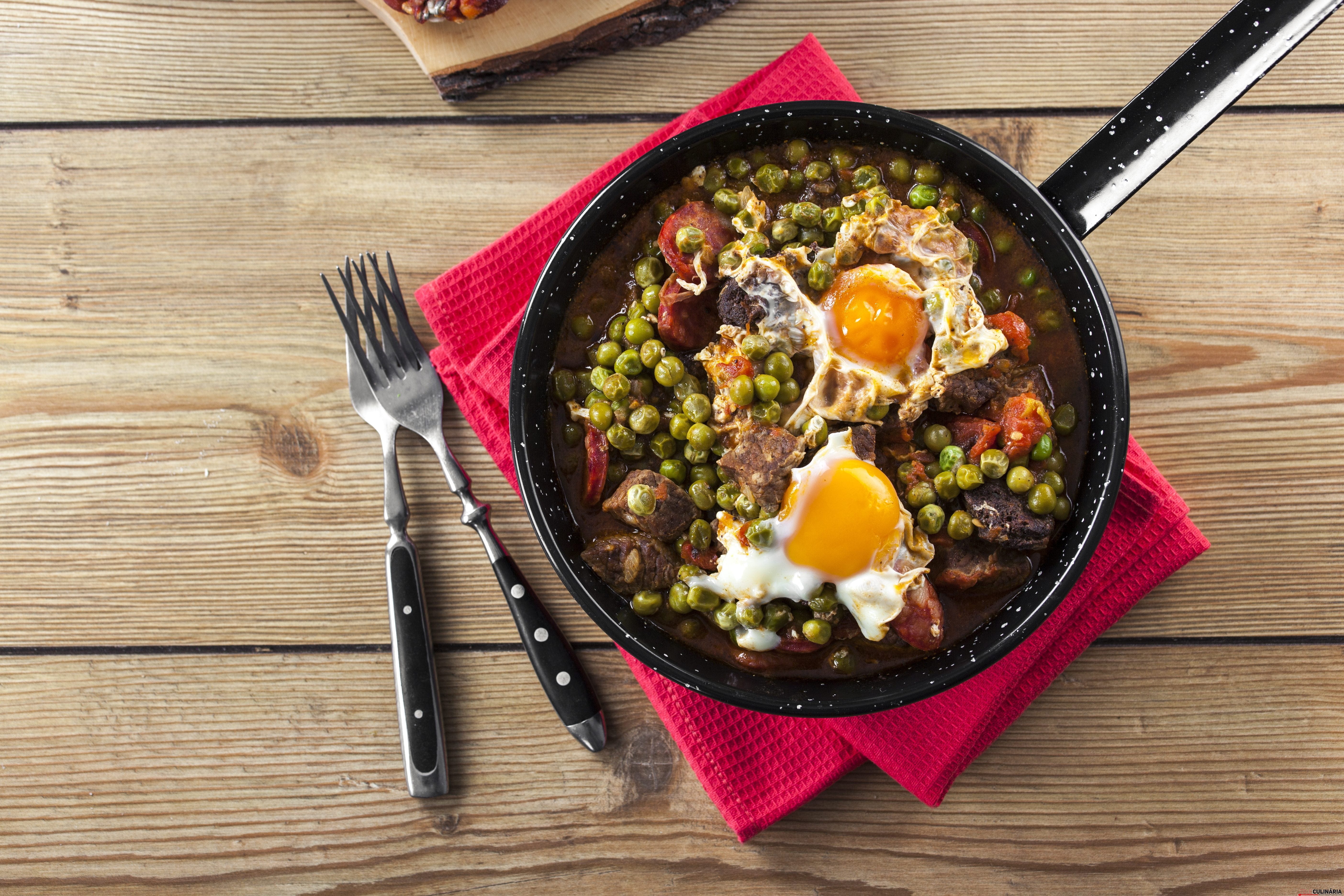 Ovos escalfados com ervilhas