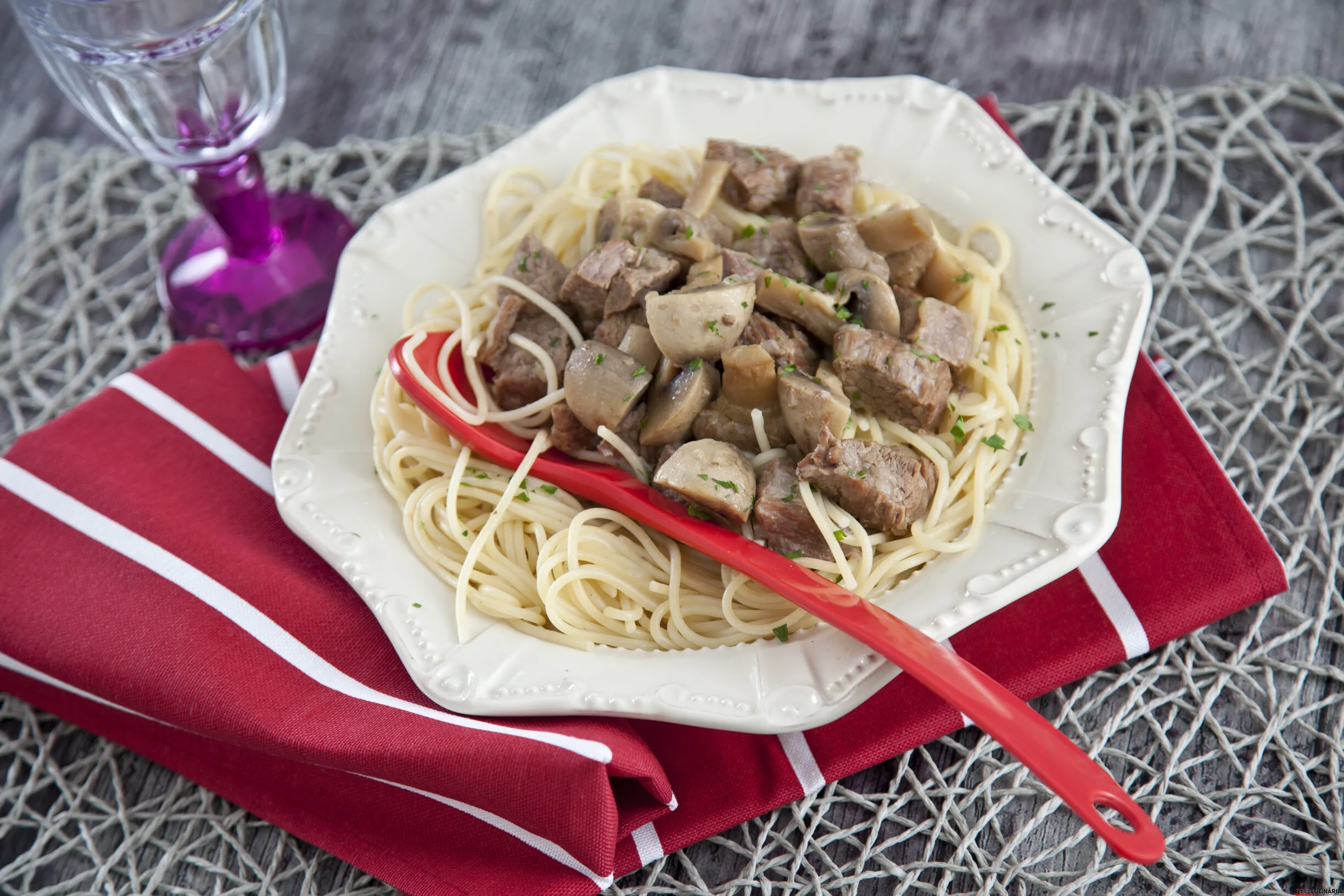 Carne estufada com cogumelos