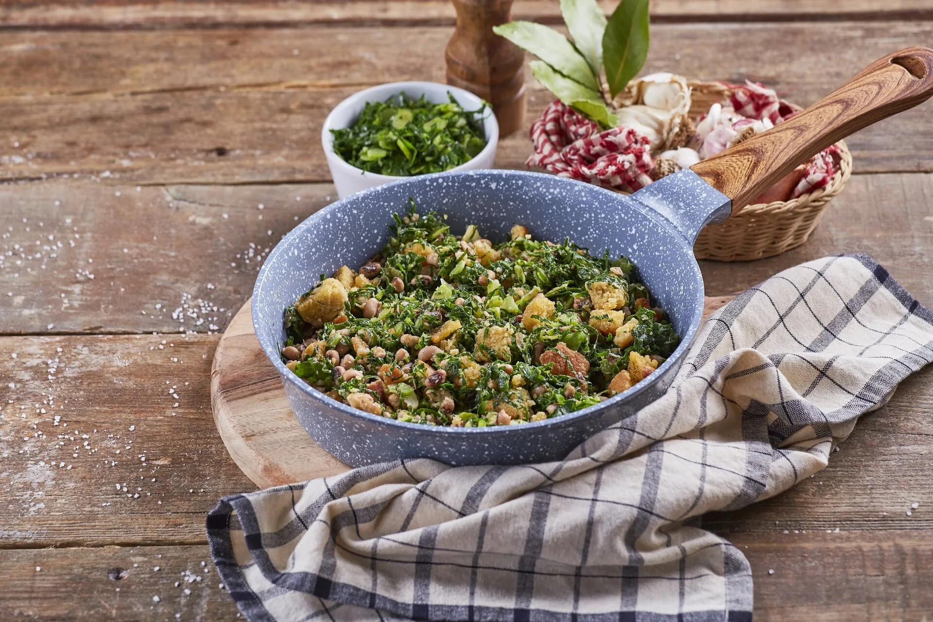 Migas de feijão-frade com couve e broa