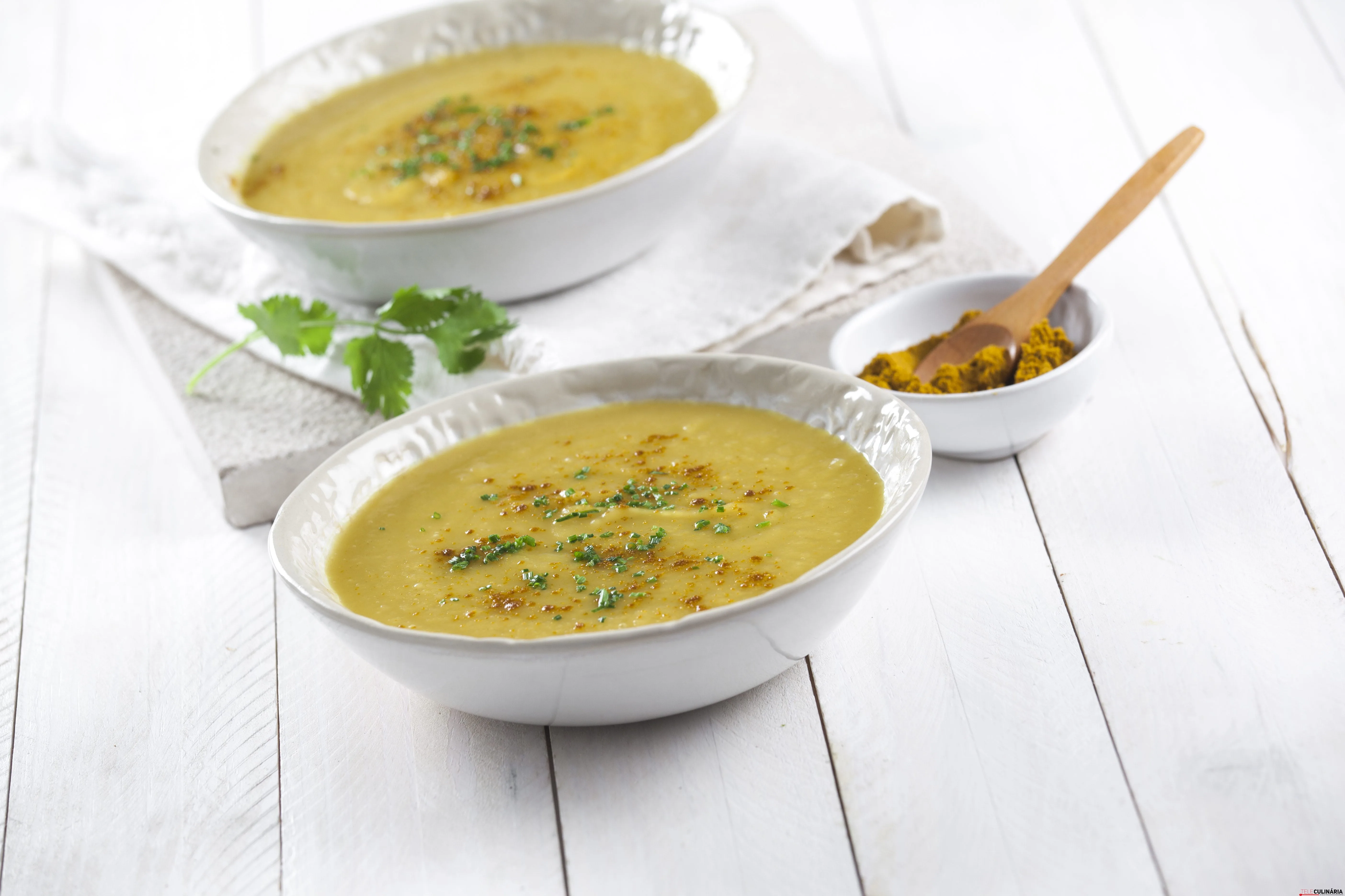 Sopa de batata doce com caril