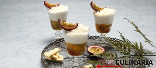 Gelatina de frutas com chocolate branco