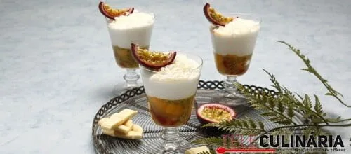 Gelatina de frutas com chocolate branco