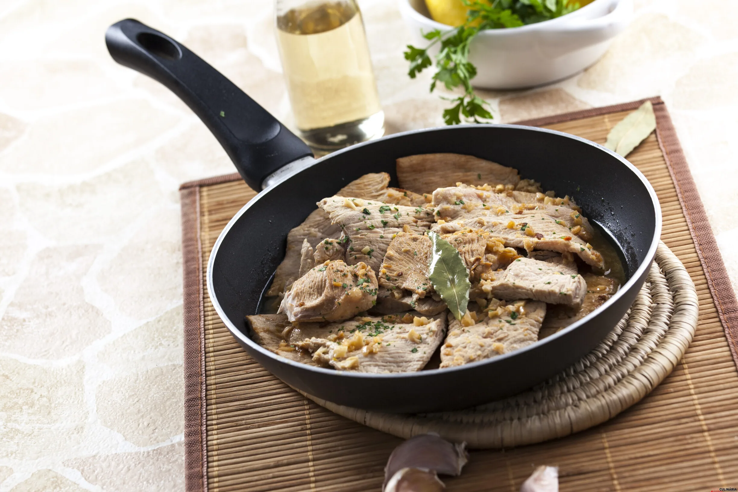 Bifinhos de peru corados ao alhinho