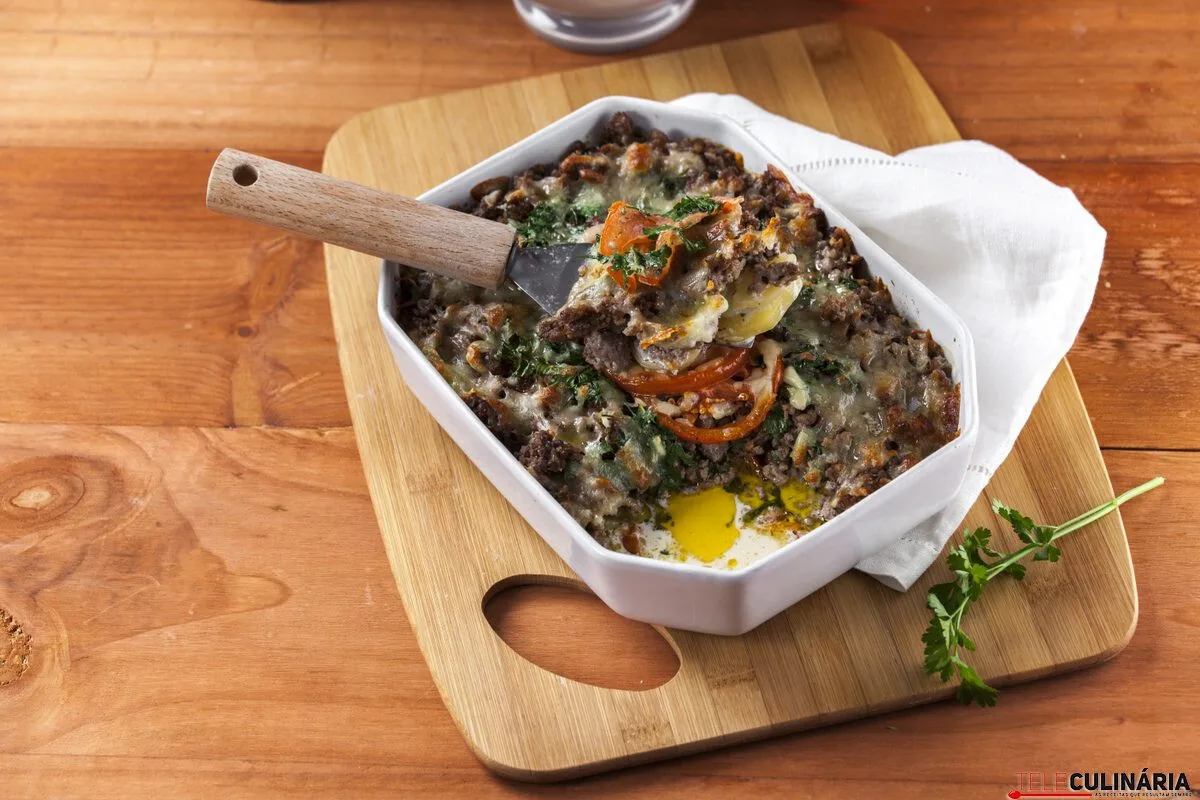 Gratinado de carne picada e tomate
