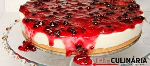 Cheesecake com molho de frutos vermelhos