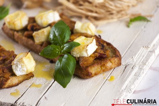 Tostas de Alheira e Camembert