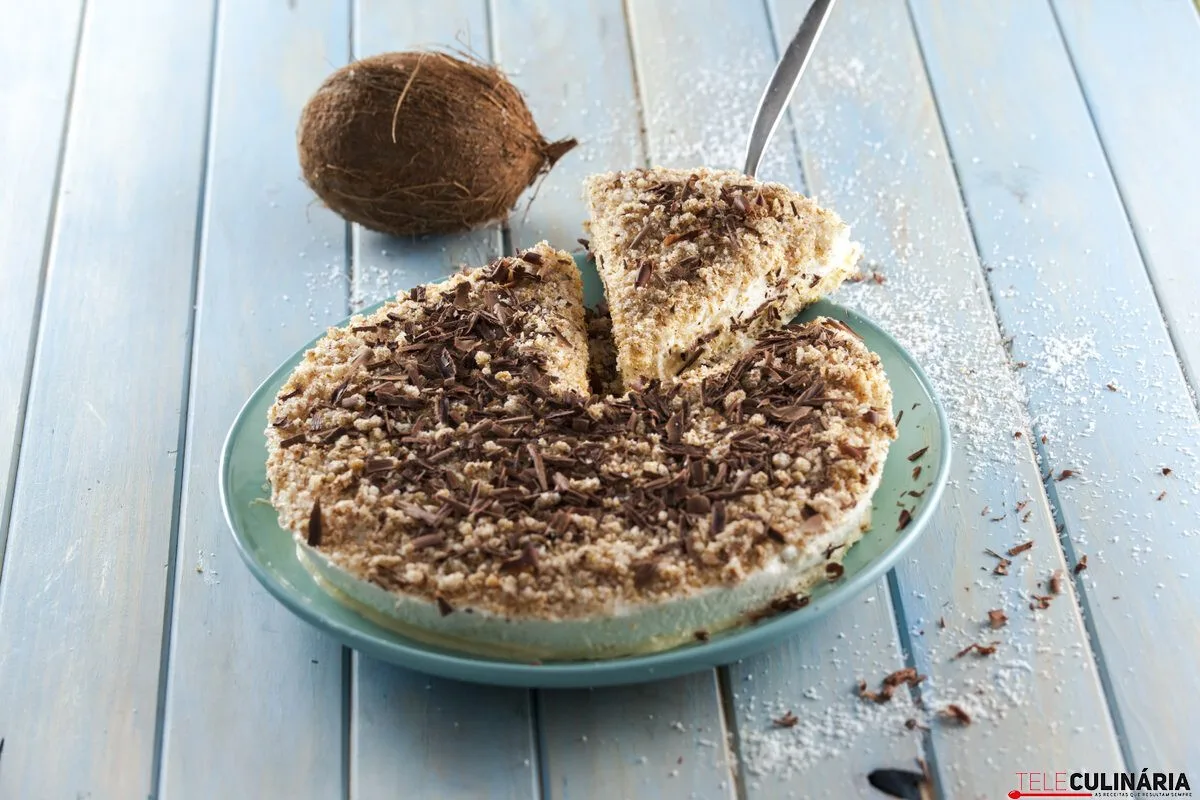 Semifrio com cobertura de chocolate e coco