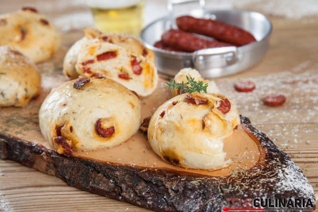 Pãezinhos de cerveja com linguiça