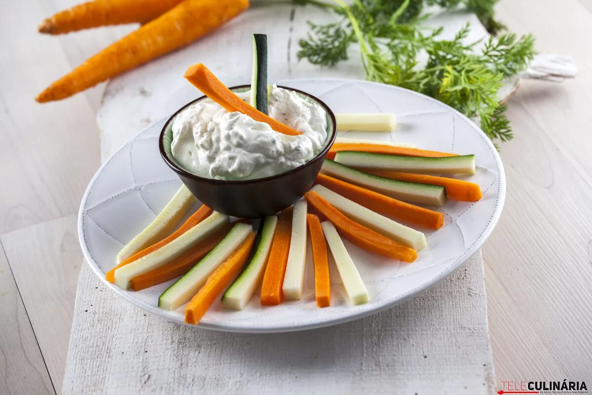 Dips de queijo creme com tiras de legumes
