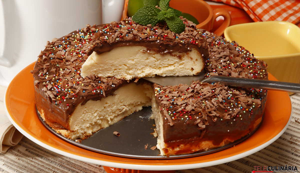 Bolo de ricotta com cobertura de chocolate