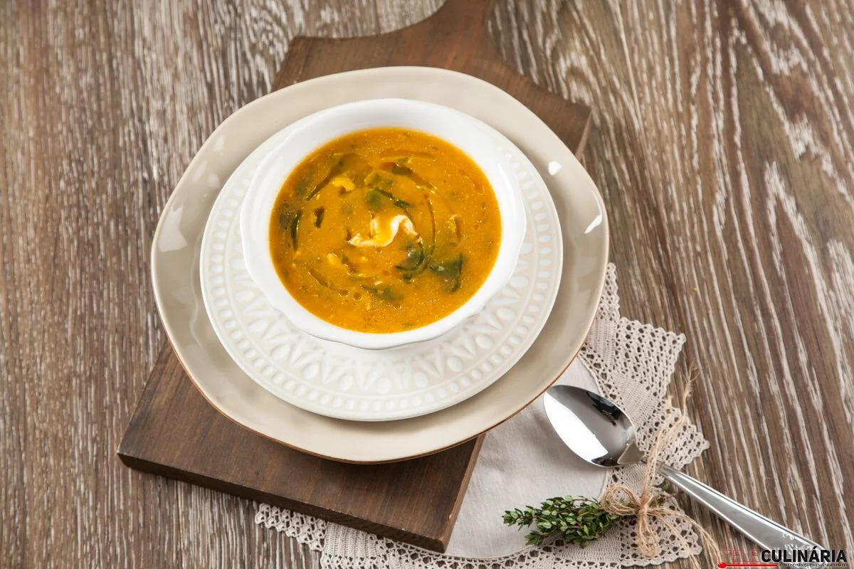 Sopa de espinafres com ovo esfarelado